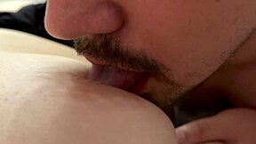 Intenzív játék nagy tejjel teli természetes cicikkel