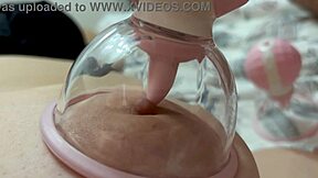 Intenzivna igra z velikimi mlečnimi naravnimi joškami