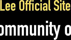 Kimber Lee masturbira svoj velik rit v spodnjem perilu, širi piškine ustnice za analno jebanje