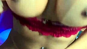 Novinha bronzeada colocou bikini pro lado