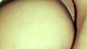 불륜 세입자가 방에 들어와서 보지를 검사하게 해줘