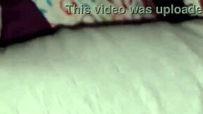 Chiriașa infidelă mă lasă să intru în camera ei să-i verific pizda