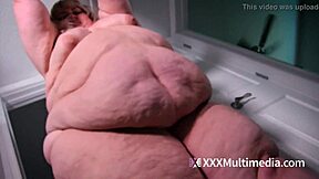 Wow! SSBBW Ivy Davenport schüttelt ihren massiven Bauch!