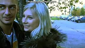 Chcesz zobaczyć nastolatkę 18+ trójkę pieprzącą się na publicznym balkonie?