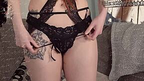 Scarlett Mae's Camel-Toe Steals the Show in Leggings