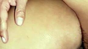 불륜 세입자가 방에 들어와서 보지를 검사하게 해줘