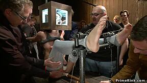 Рыжая и блондинка субы, хотите быть трахнутыми публично?