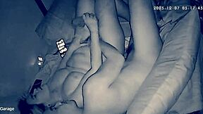 Perhesiteet kuumenevat salaisella dildo-leikillä kotivideolla