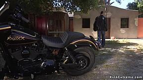 Blonde rasa nikmat bila biker bebas rantai untuk kongkek BDSM kasar