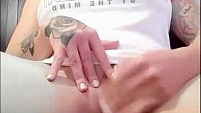 Rudokosa trlja mokri klitoris do orgazma gledajući porn