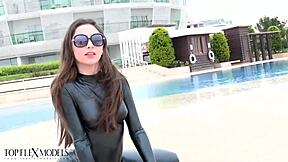 Hey Latex-Flexi-Puppe, zeig uns mehr?