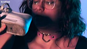 Ты думаешь, ты сможешь устоять перед запахом моих грязных нейлонов?