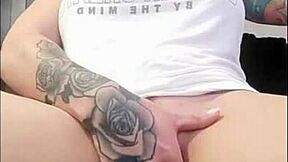 Rødhåret gnider våd klit til orgasme mens hun ser porn