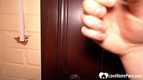 Doma sama in vroča me je povabila na divjo brinetino jebo