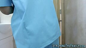 Vroča črna 18+ zahteva kurca za vroč faf in ježo.