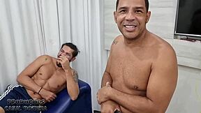 Za kulisami z chudą karolzinha biorącą dwa kutasy w cipkę naraz