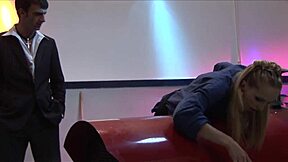 ديانا غولد تتفرج وهو يقذف في حلقها بعد نيكها جامد