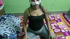 Shikha vágyik a vibrátorára hogy kielégítse azt a nedves puncit