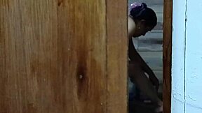 Blir kåtare varje dag av att spionera på svägerska i badet