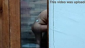 me caliento cada día más espiando a mi cuñada cuando se baña