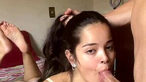 Acordei e já gravamos ESSE SEXO ORAL DESLEIXADO. Deitada na cama com a bunda pra cima e cabelo em rabo de cavalo pro Wellington Prado me engasgar no seu pau grande!