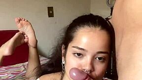 Acordei e já gravamos ESSE SEXO ORAL DESLEIXADO. Deitada na cama com a bunda pra cima e cabelo em rabo de cavalo pro Wellington Prado me engasgar no seu pau grande!