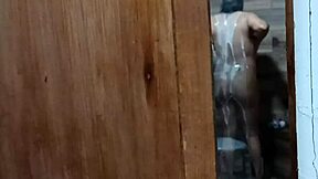 každý den se víc vzrušuju špehováním své švagrové při koupání