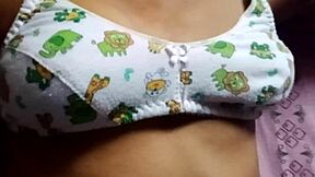 देसि लड़की कमाल के नेचुरल बड़े स्तन दिखाती है