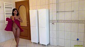 Arrombei a Bucetinha da Minha Enteada no Banheiro com Mijo na Cara