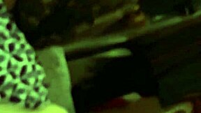 Kurvica jaše čudovišni kurac u sesiji pušenja i jebanja