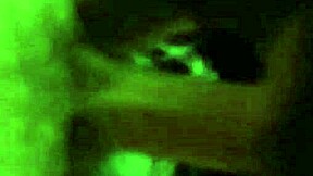 Kurvica jaše čudovišni kurac u sesiji pušenja i jebanja