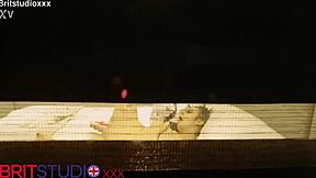 Κοίτα τη καυτή γειτόνισσα να καυλώνει με μεγάλα φυσικά βυζιά στη βιτρίνα