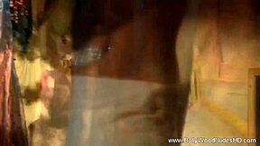 Brunetka se sleče in erotično pleše z dražilnimi gibi