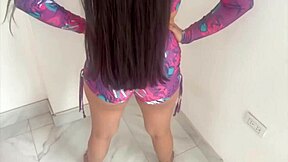 hermosa mujer culona con cabello largo es follada por un amigo