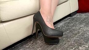 Ko služkinja nosi perilo in mrežaste nogavice za posebno priložnost