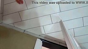 amatoriale di natale sborrata features a pretty babe with a huge hard cock in bedroom.