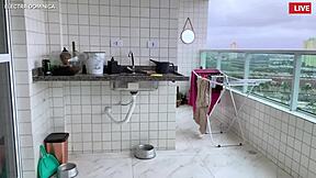 Jeg leide denne stuepiken, hennes stramme shorts drev meg vill!