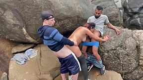 Casada Fudendo Na Praia Com Dois