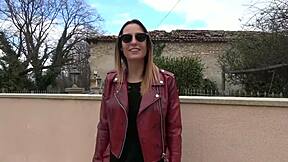 Pam et mélia partagent une bite pour une baise hard