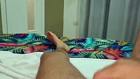 amatoriale di natale sborrata features a pretty babe with a huge hard cock in bedroom.