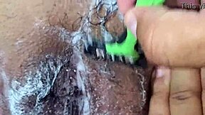 Mrs. Rain Shaves Her Pussy!