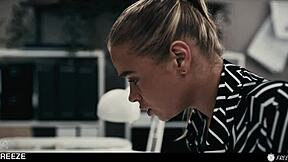 Kurba blondinka dobi sanjsko intervju, ko šef zamrzne čas za jebanje pičke