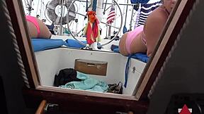 Raccolte due fighe in bikini e scopate entrambe in un threesome selvaggio all'aperto