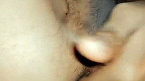 Hej, poglej to sissy, kako prsti rit in piša stoječ