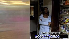 דוקטור טמפה, מתמחות צוחקות כשהן פורסות תחת בלטקס