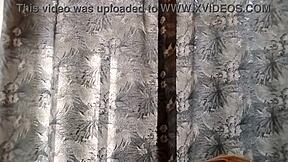 Na balkonu vidim vročo sosedo z mojo punco.