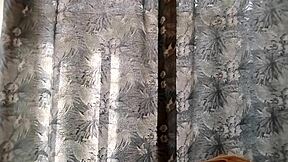 Na balkonu vidim vročo sosedo z mojo punco.