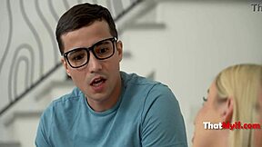 Obupana MILF mama prosi pastorka za nosečnost z velikimi joškami.