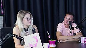 Belleza brasileña Tati Weg en lencería roja transparente cumple fetiche de cliente en escena grupal