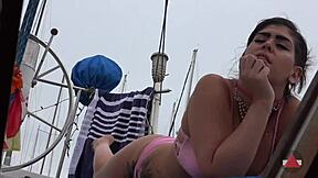 Μάζεψα δύο μπικίνι κοπέλες και τις γάμησα και τις δύο σε άγριο εξωτερικό τρίο